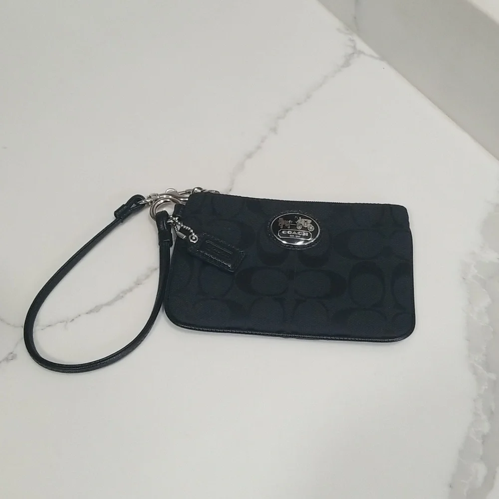 NWOT Coach Black Signature Canvas Wristlet - Picture 3 of 9